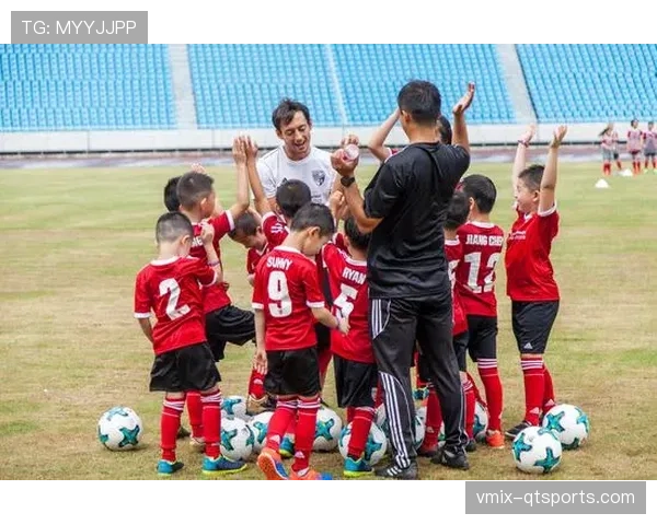 欧冠主题青少年足球训练营在米兰举办，马尔蒂尼出席开幕活动